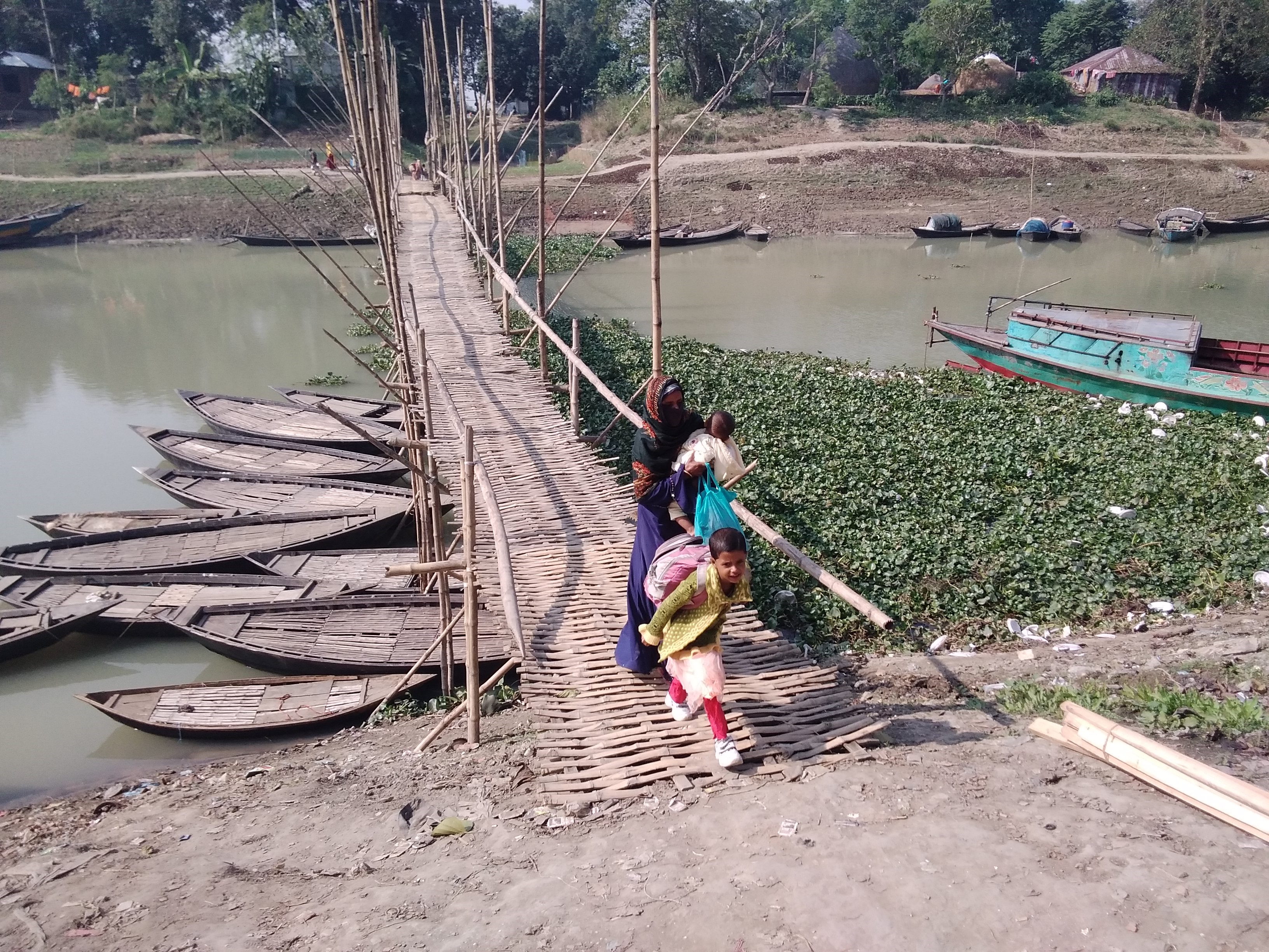 বাঁশের সাঁকো আর নৌকাই ভরসা দশ গ্রামের মানুষের